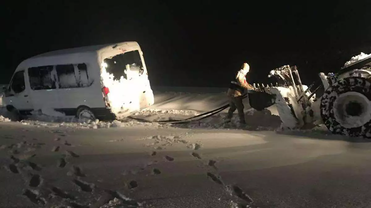 Diyarbakır'da kapalı olan yolların (703 kırsal mahalle yolunun) yeniden ulaşıma açılması için karla mücadele ekiplerinin çalışmaları sürüyor.