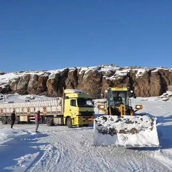 Kars'a saman taşıyan tir rampada kaldı