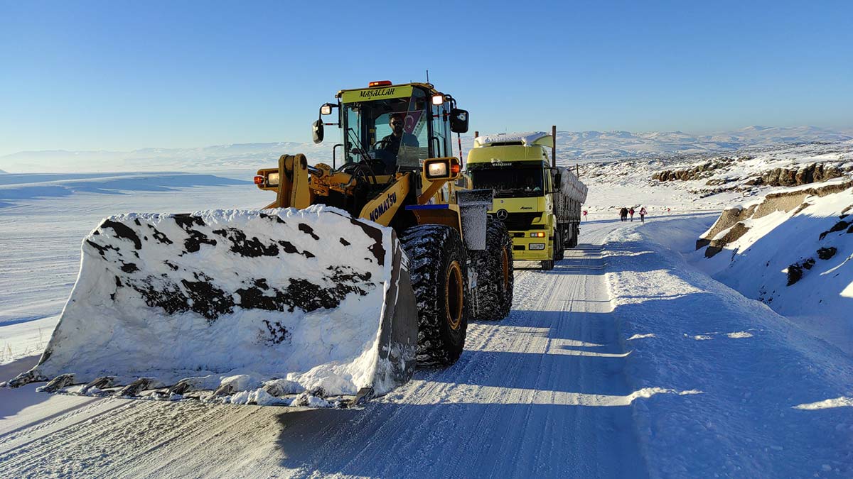 Kars'a saman taşıyan TIR rampada kaldı