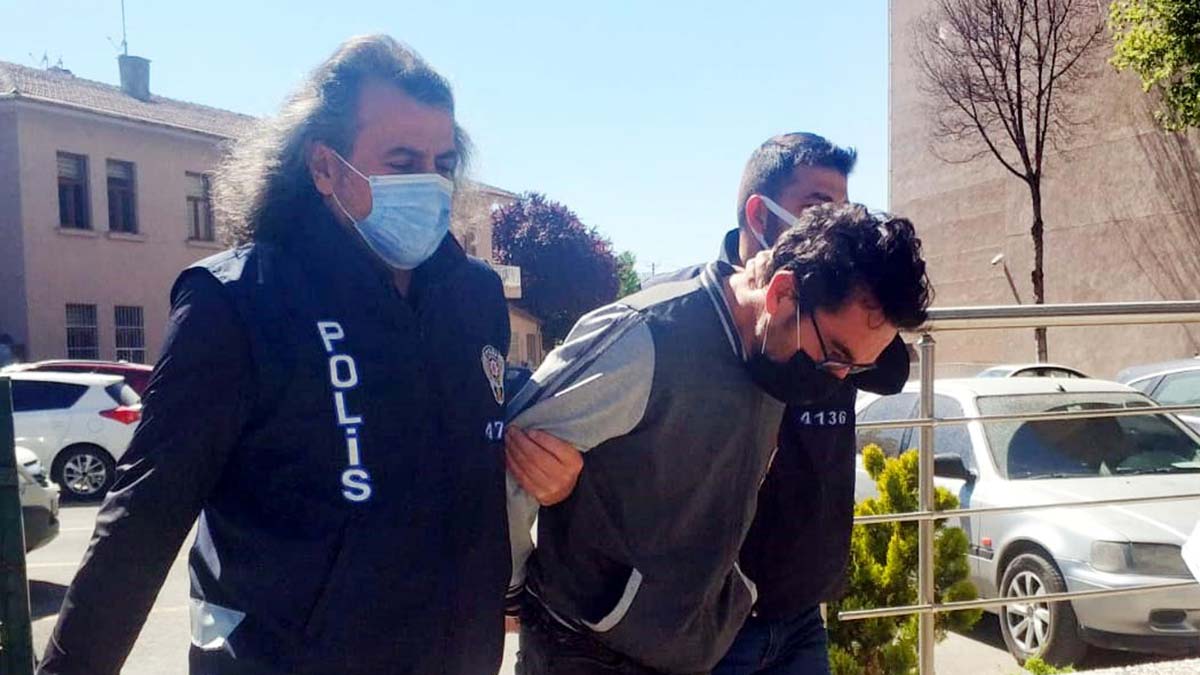 Annemi kesinlikle uyurken öldürdü