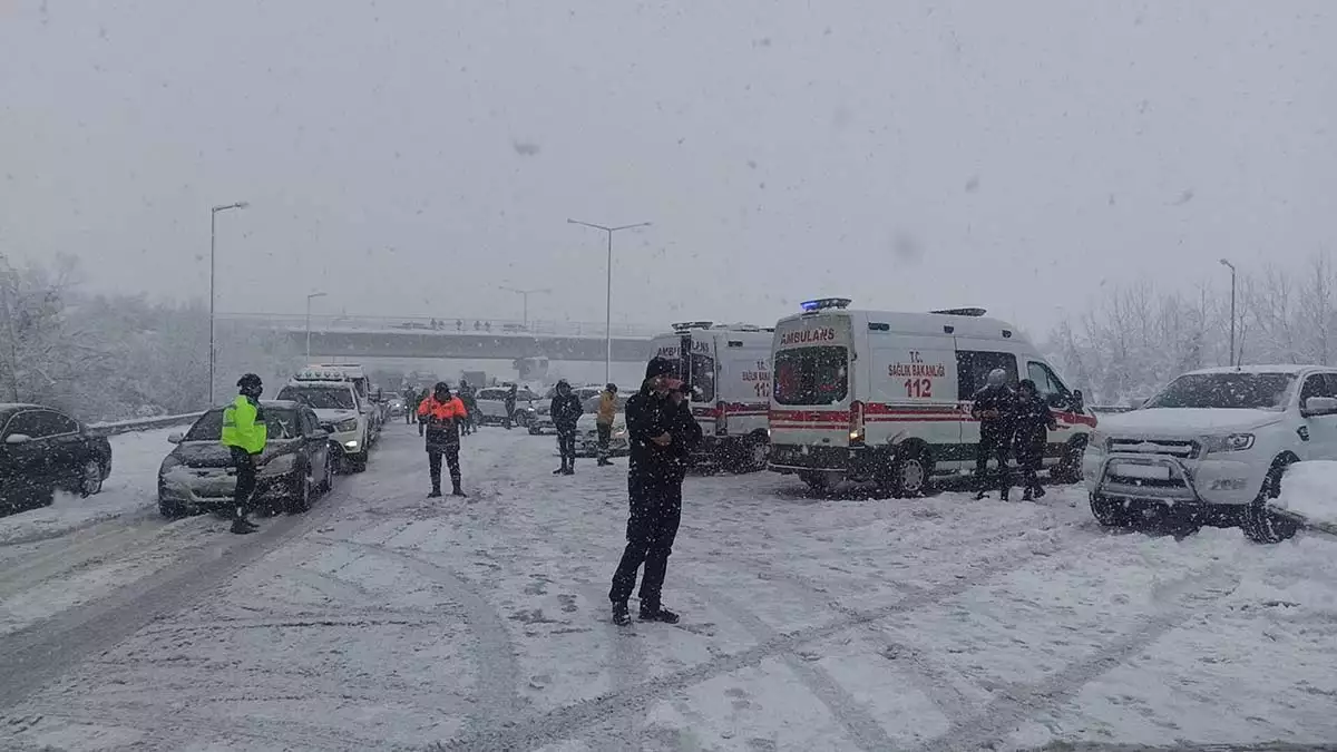 Düzce'de tem otoyolu'nda kar yağışı nedeniyle meydana gelen zincirleme trafik kazasında 36 araç çarpıştı. Kazada yaralanan 25 kişi, düzce ve sakarya'daki hastanelere kaldırıldı.