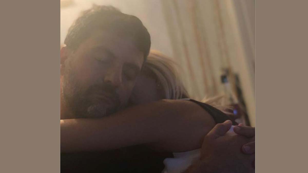 Ece Erken eşine sarıldığı pozu paylaştı