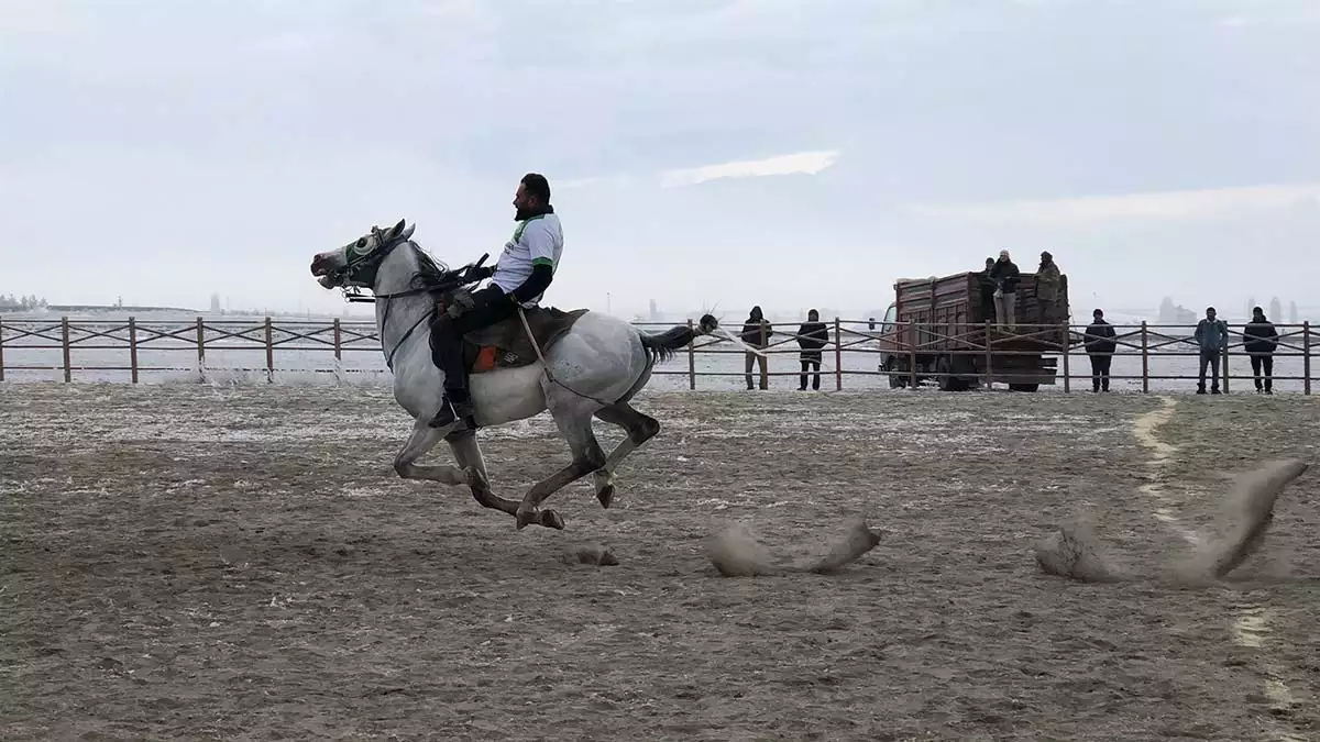 Sporculardan bazıları at sırtında alana gelirken, uzak köydeki atlar ise kamyonla getirildi.