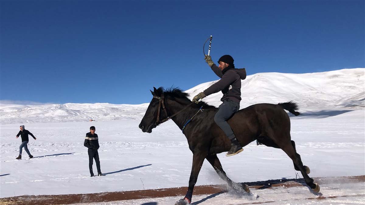 Eksi 22 derecede at yarışı