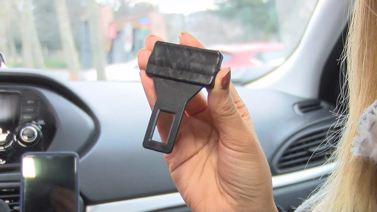 Emniyet kemeri yerine kullanılan toka 10 liraya satılıyor