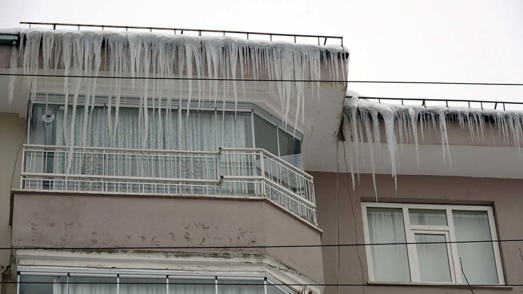 Erciş'te binalarda buz sarkıtları oluştu