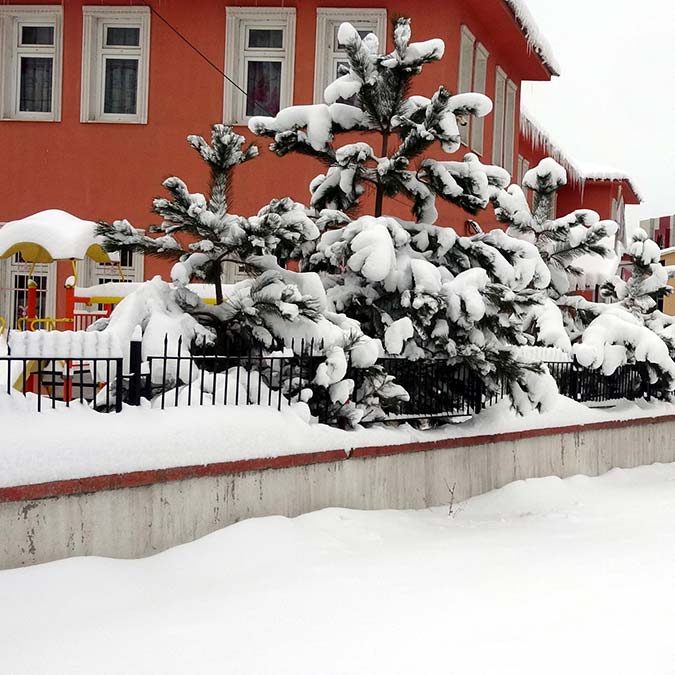 Erciş'te binalarda buz sarkıtları oluştu