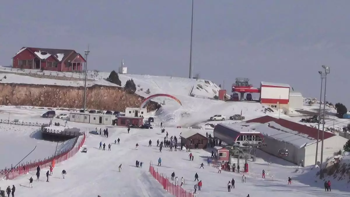 Pist uzunluğu ve kar kalitesi ile türkiye'nin sayılı kış turizmi merkezlerinden ergan dağı kayak merkezi'nde kayak ve yamaç paraşütü bir arada.