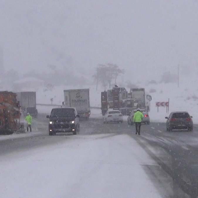 Erzincan'da kar yağışı ve tipi