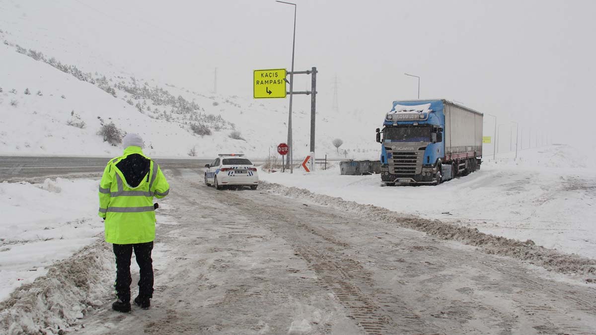Erzincan'da kar yağışı ve tipi