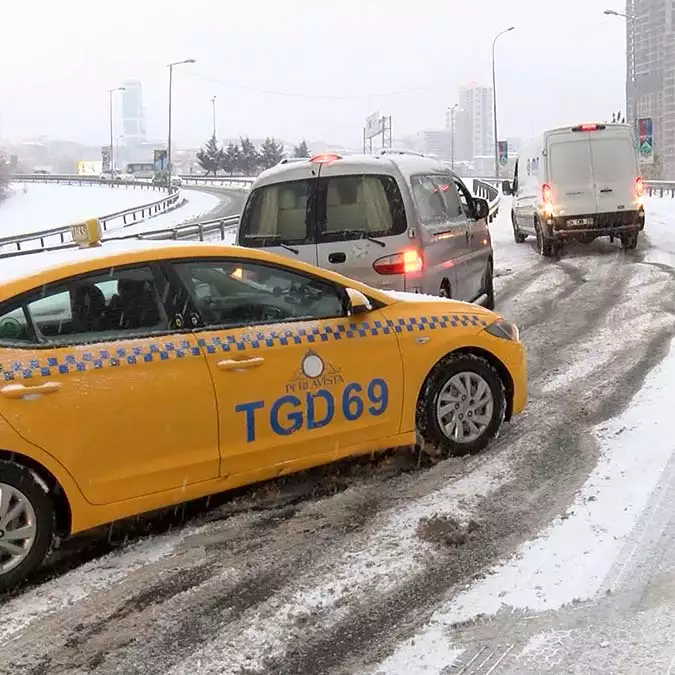 Tem bağlantı yolunda araçlar mahsur kaldı