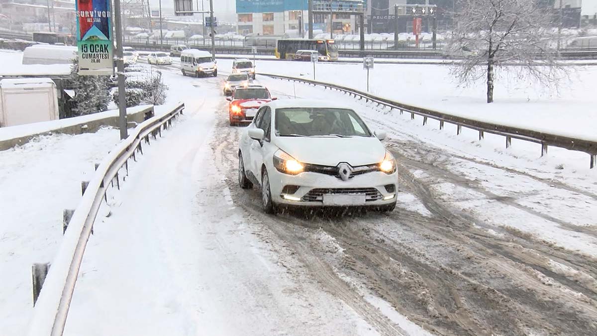 TEM bağlantı yolunda araçlar mahsur kaldı