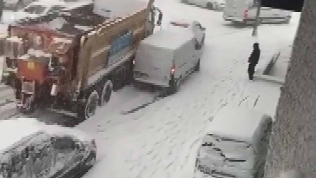 Esenyurt'ta kayan kar küreme aracı 4 araca çarparak durabildi