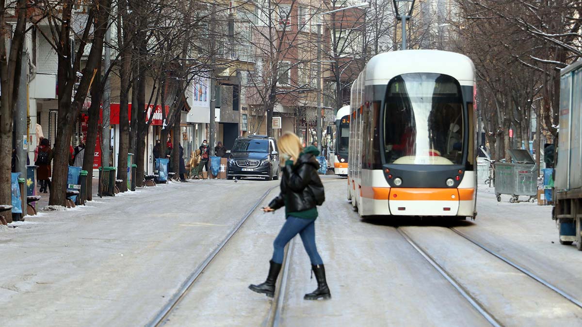 Eskişehir'de 3 gündür aralıklarla yağan kar, yerini soğuk havaya bıraktı. Meteoroloji verilerine göre, hava sıcaklığının sıfırın altında 13 derece ölçüldüğü kentte, Porsuk Çayı dondu, bazı binaların saçaklarında buz sarkıtları oluştu.