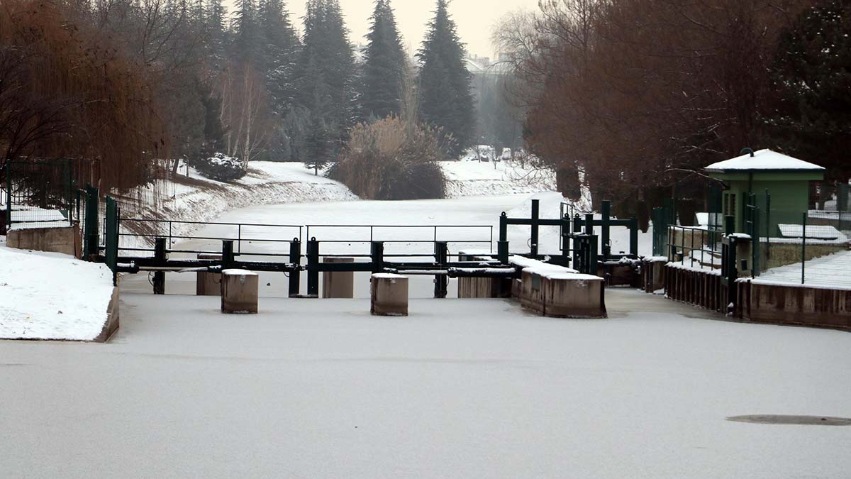 Sıfırın altında 13 dereceyle Eskişehir buz kesti. Belediye ekipleri, cadde ve sokaklarda biriken karları temizledi, buzlanmaya karşı da yollarda tuzlama yaptı.