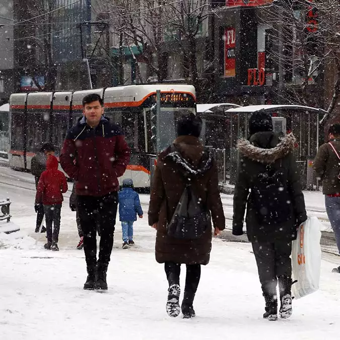 Eskişehir'de kar yağışı devam ediyor