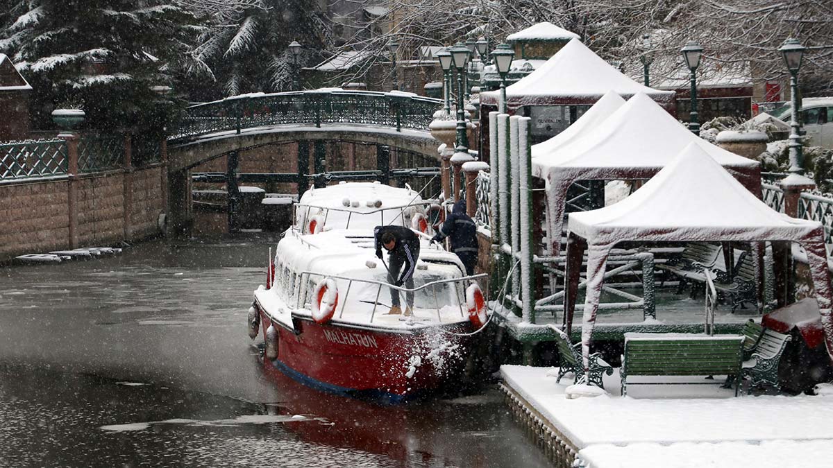 Eskişehir'de kar yağışı devam ediyor