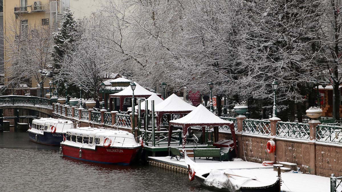 Porsuk Çayı'nda kar manzarası fotoğraflandı