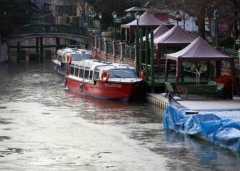 Eskişehir'de Porsuk Çayı buz tuttu