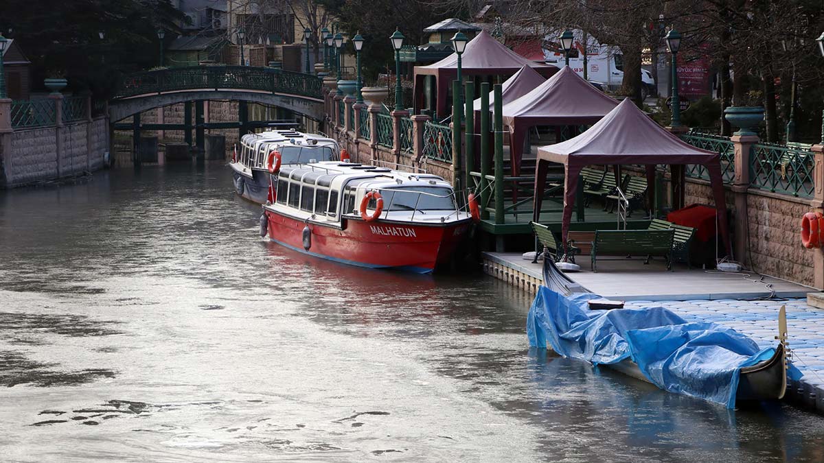 Eskişehir'de Porsuk Çayı buz tuttu