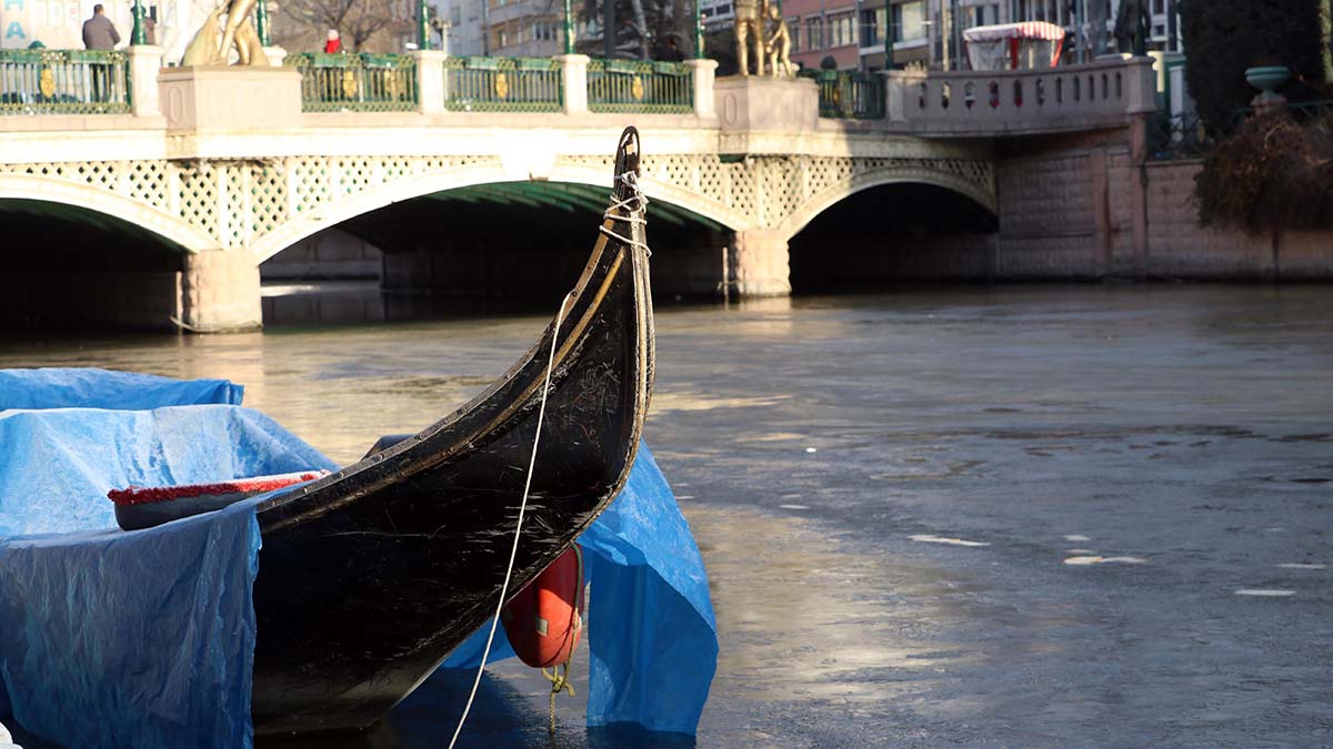 Eskişehir'de Porsuk Çayı buz tuttu