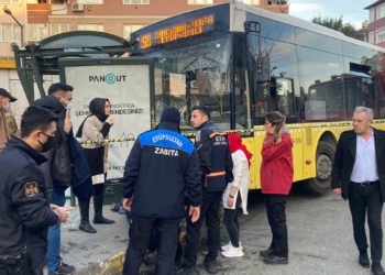 Eyüpsultan'da İETT otobüsü durağa çarptı 3 yaralı