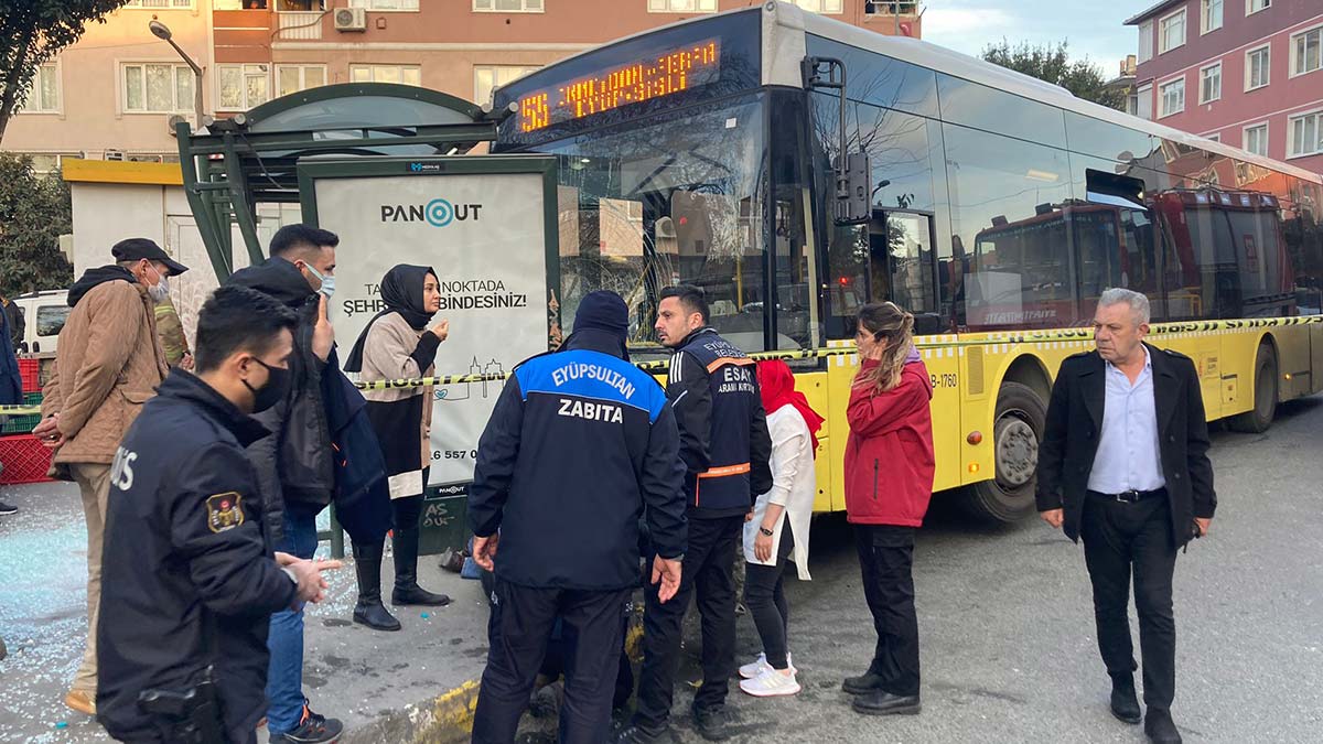 Eyüpsultan'da İETT otobüsü durağa çarptı 3 yaralı