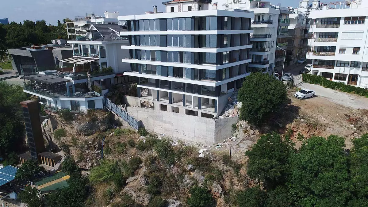 Antalya çevre ve şehircilik i̇l müdürlüğü, denize sıfır falezler üzerine yapılan hem inşaat ruhsatı hem de yapı kayıt belgesi mahkemelerce iptal edilen 7 katlı binanın yıkımının gerçekleştirilmesi için muratpaşa belediyesi'ne yazı gönderdi.