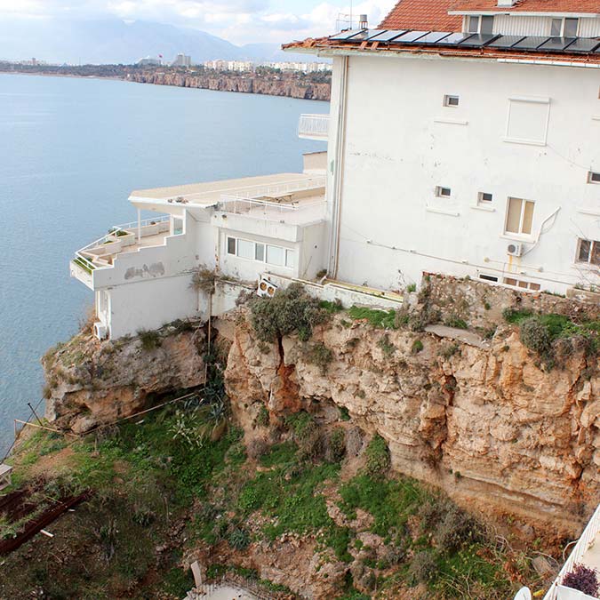 Denize sıfır falez üzerine yapılan bina için yıkım kararı