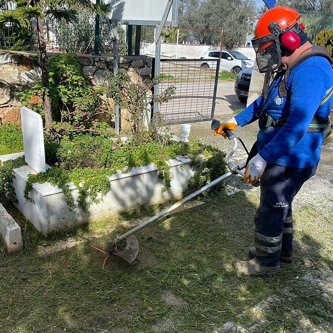 İstanbul'da hayatını kaybeden Türk sinemasının usta ismi Fatma Girik Memduh Ün'ün kabri yanına defnedilecek, mezar yeri hazırlanmaya başladı.