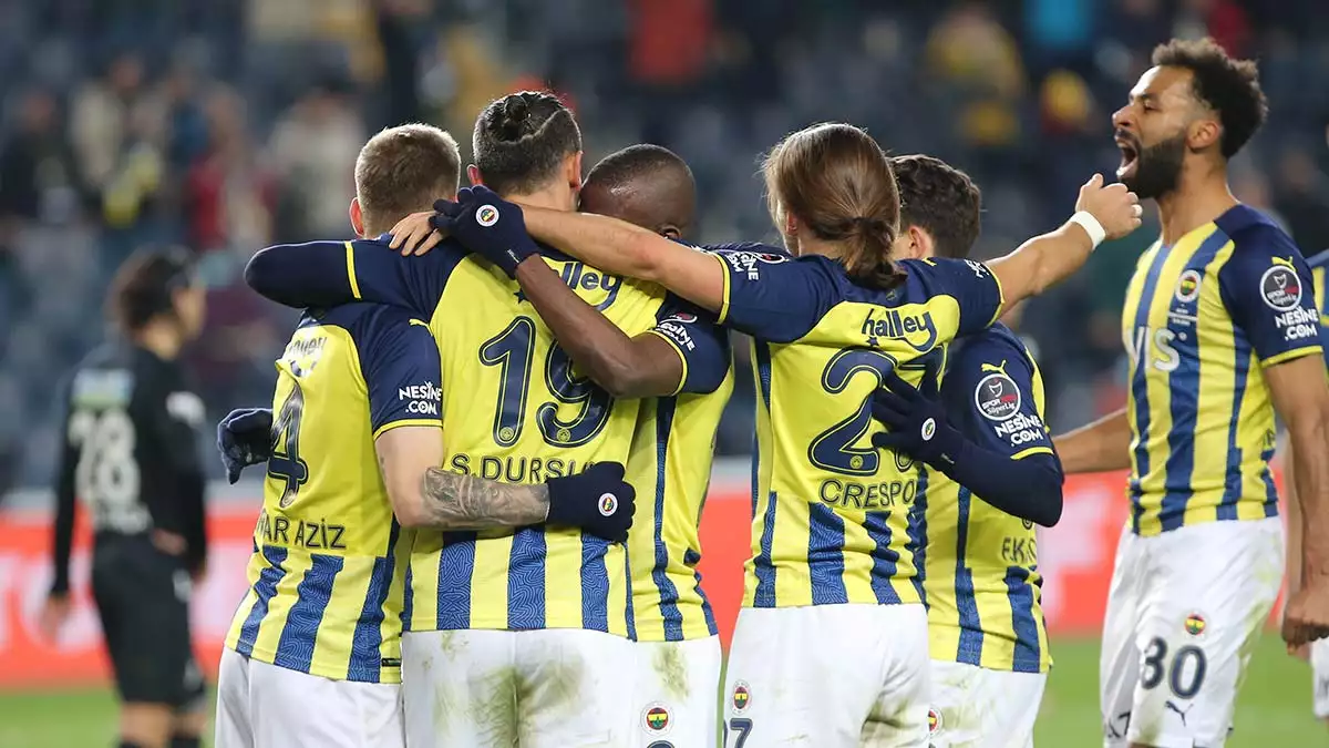 Fenerbahçe'de 2 futbolcunun koronavirüs testi pozitif