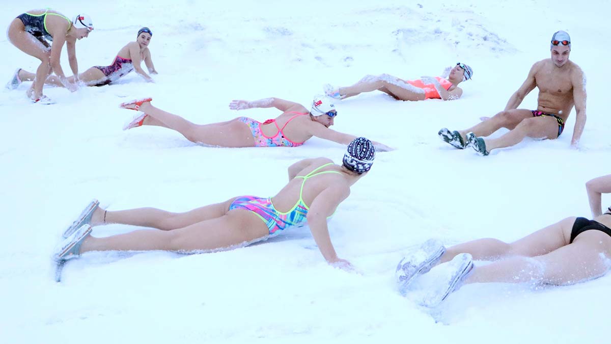 Erzurum'da, yüksek irtifa kampında antrenman yapan Fenerbahçe'nin genç takım yüzücülerine, hava sıcaklığının sıfırın altında 12 derece olduğu karlı zeminde, şok programı uygulanıyor.