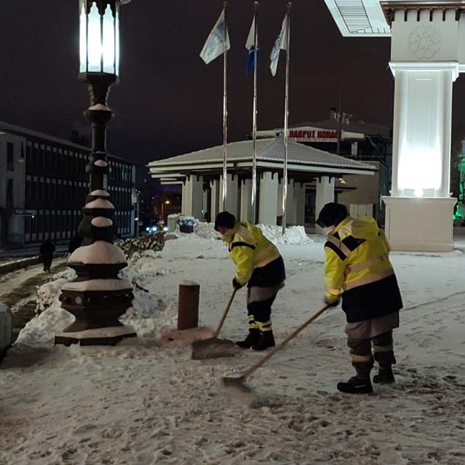 Başkent'te karla mücadele çalışmaları sürüyor