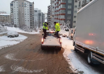 Başkent'te karla mücadele çalışmaları sürüyor