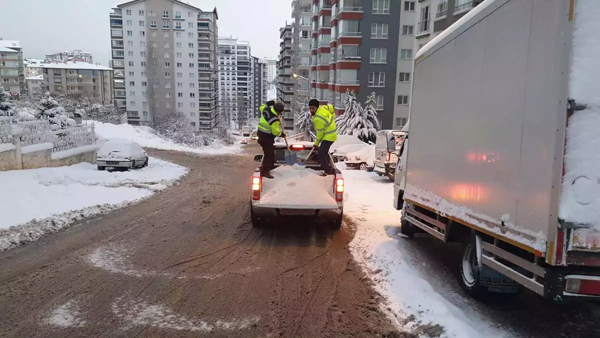 Başkent'te karla mücadele çalışmaları sürüyor