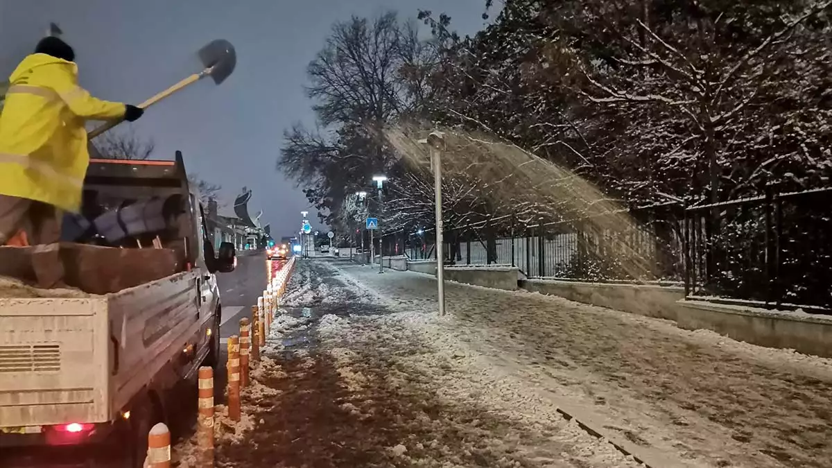 Ankara büyükşehir belediyesi 2 gündür yoğun kar yağışının yaşandığı başkent'te karla mücadele çalışmaları sürdürüyor.