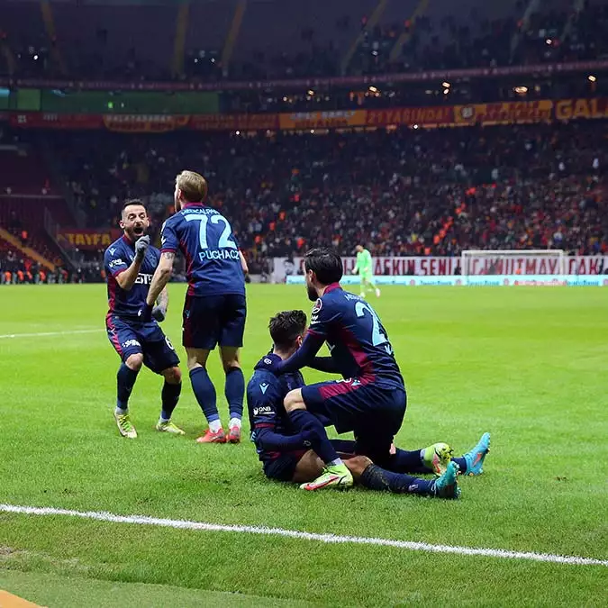 Süper lig'in 23. Haftasında galatasaray trabzonspor nef stadyumu'nda karşı karşıya geldi.  trabzonspor 1-0 geriye düştüğü mücadeleden 2-1 galibiyetle ayrılmayı başardı.