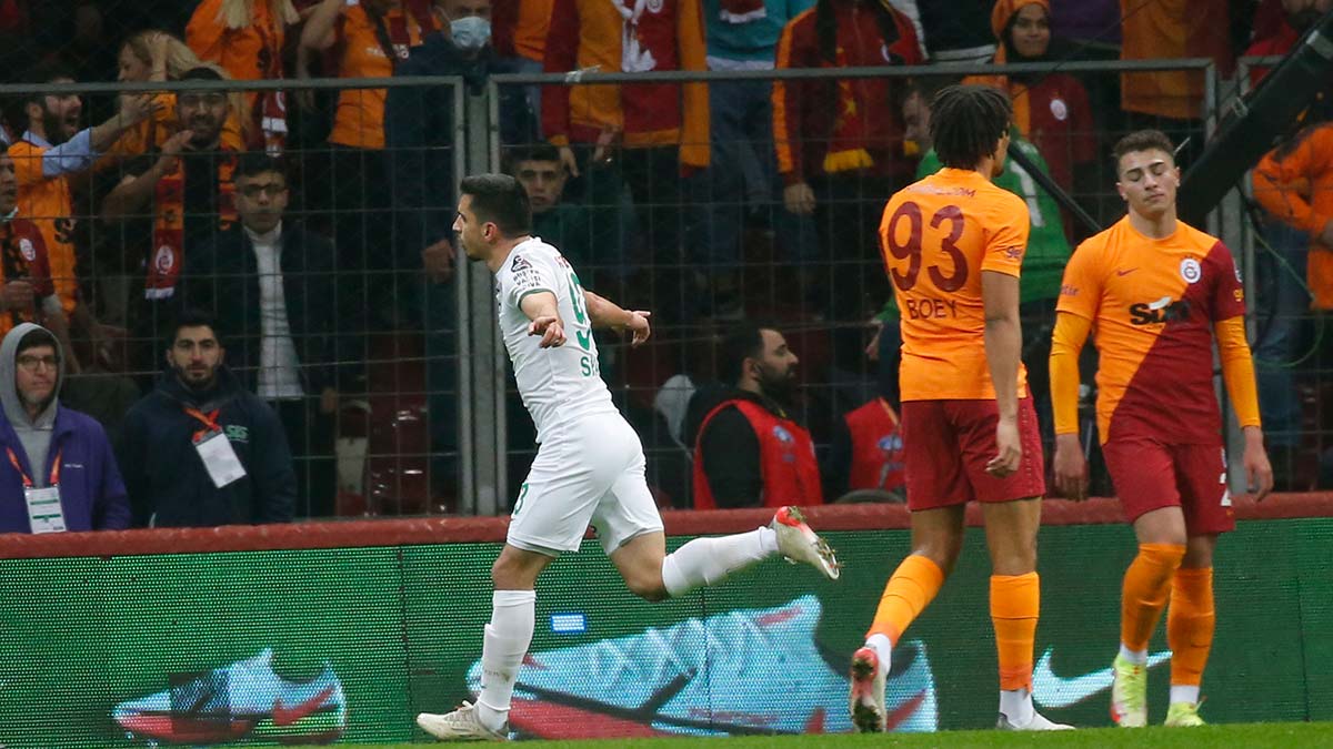 Galatasaray'da hava tamamen toz duman oldu