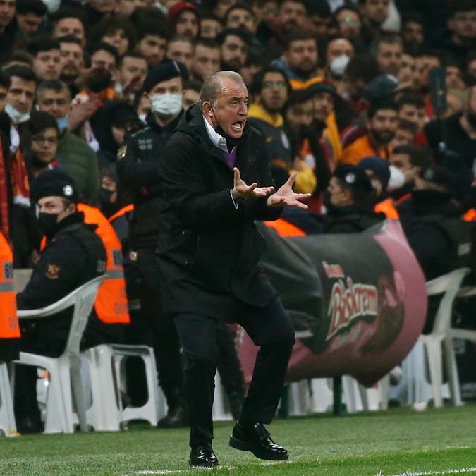 Galatasaray'da hava tamamen toz duman oldu