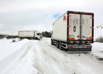 Gaziantep'te kar yağışı; Yollar kapandı