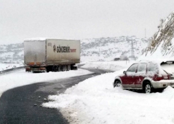 Gaziantep'te kar yağışı nedeniyle yollar kapandı