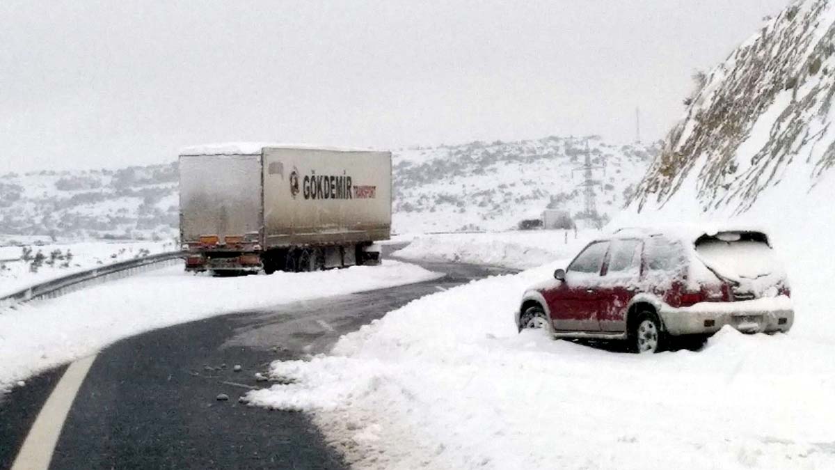 Gaziantep'te kar yağışı nedeniyle yollar kapandı