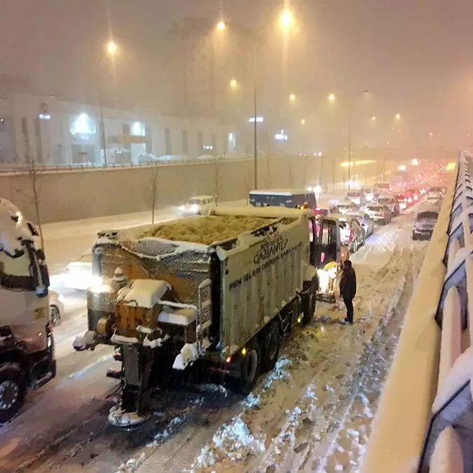 Gaziantep'te kar yağışı nedeniyle yollar kapandı