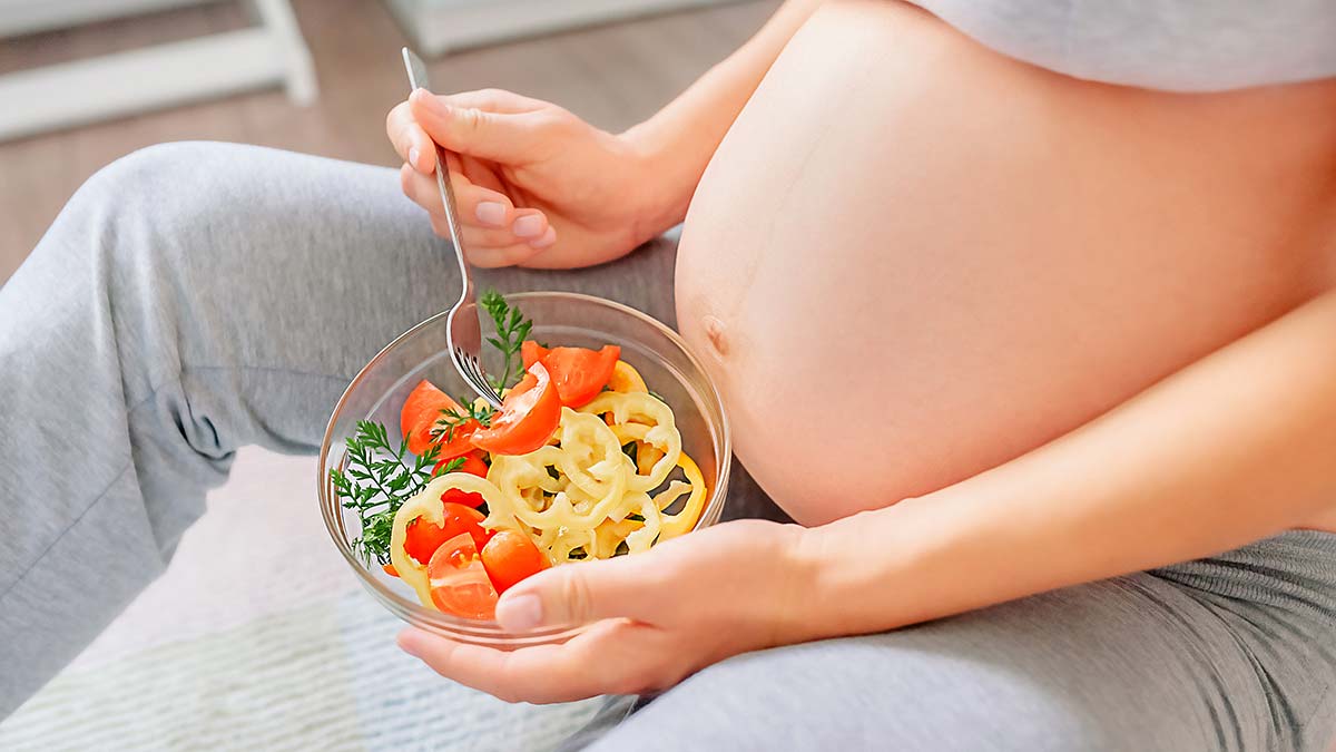 Birçok gebe bunları bilmiyor! Sağlıklı gebelik için beslenme rehberi... Gebelik öncesi ve gebelik dönemindeki anne beslenmesi ile bebeğin beyin gelişimi, doğum ağırlığı ve sağlığı arasında doğrudan bir ilişki bulunur.