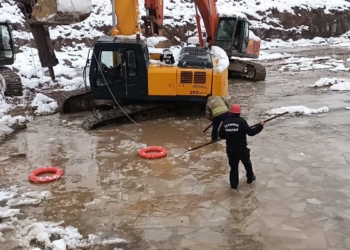 Ataşehir'de suya düşen kepçenin operatörü öldü