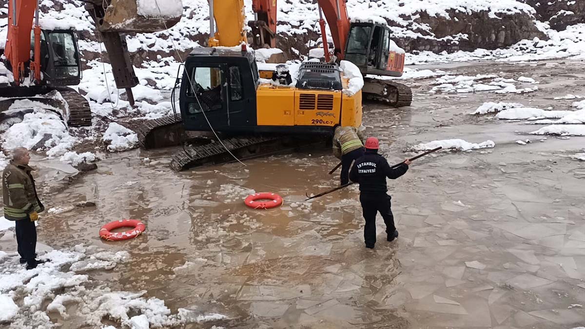 Ataşehir'de suya düşen kepçenin operatörü öldü