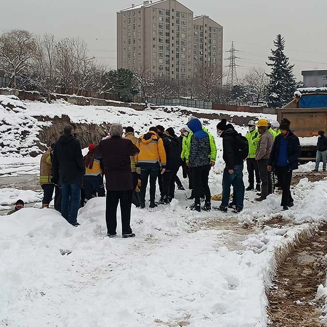 Ataşehir'de suya düşen kepçenin operatörü öldü