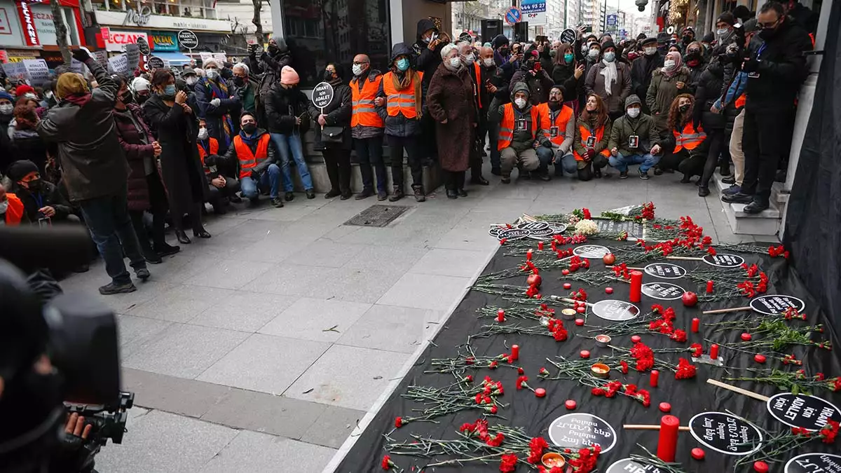 Suikast sonucu öldürülen agos gazetesi genel yayın yönetmeni hrant dink saldırıya uğradığı noktada anıldı.