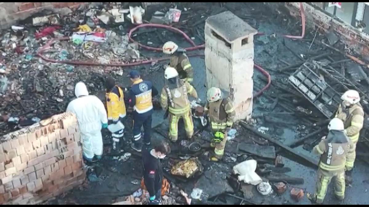 Sultangazi'de bina çatısında yangın