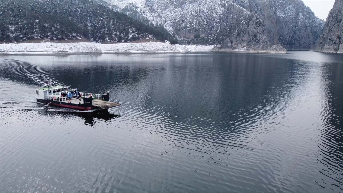 Samsun'da aşı mesailerini sürdüren sağlık ekipleri zorlu şartlarla da mücadele ediyor. Vezirköprü'deki kırsal mahallelere giden ekipler, Kızılırmak Nehri'ndeki Altınkaya Baraj Gölü'nü feribotla geçip, karlı kaplı patikaları aşıyor.